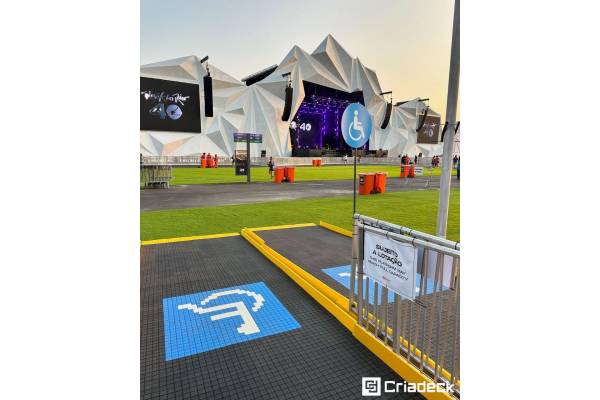 Pisos plásticos personalizados da Criadeck garantem acessibilidade no Rock in Rio 2024.